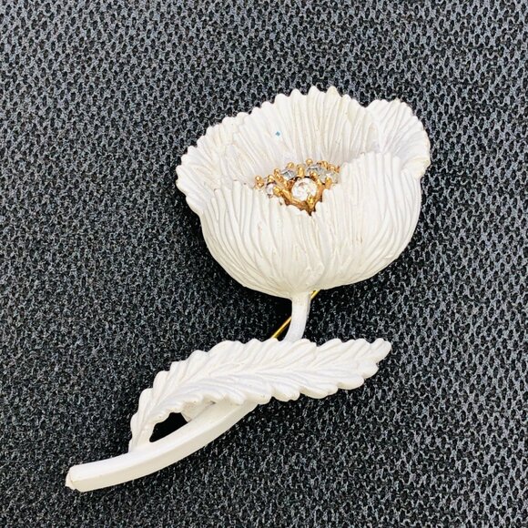 Vintage 60s TRIFARI Poppy Brooch: Creamy White Enamel Rhinestone Flower Pin - Picture 2 of 10
